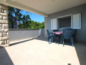 Outdoor dining - Holiday apartment with air conditioning (Premantura)