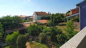 Ein Wohngebiet mit Häusern, blauem Himmel und viel Grün.