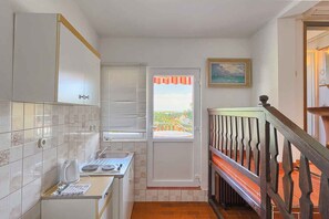 Frigorifero, piano cottura, pentole/stoviglie/utensili