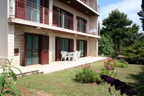 Outdoor dining - Holiday apartment with air conditioning (Premantura)