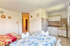 Fridge, stovetop, coffee/tea maker