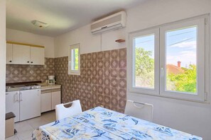 Fridge, stovetop, coffee/tea maker - Holiday apartment with air conditioning (Premantura)