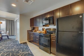 Private kitchen - Las Vegas Super Bowl Week! Wyndham Desert Blue Resort, 2 Bdrm, sleeps 8 (Las Vegas)