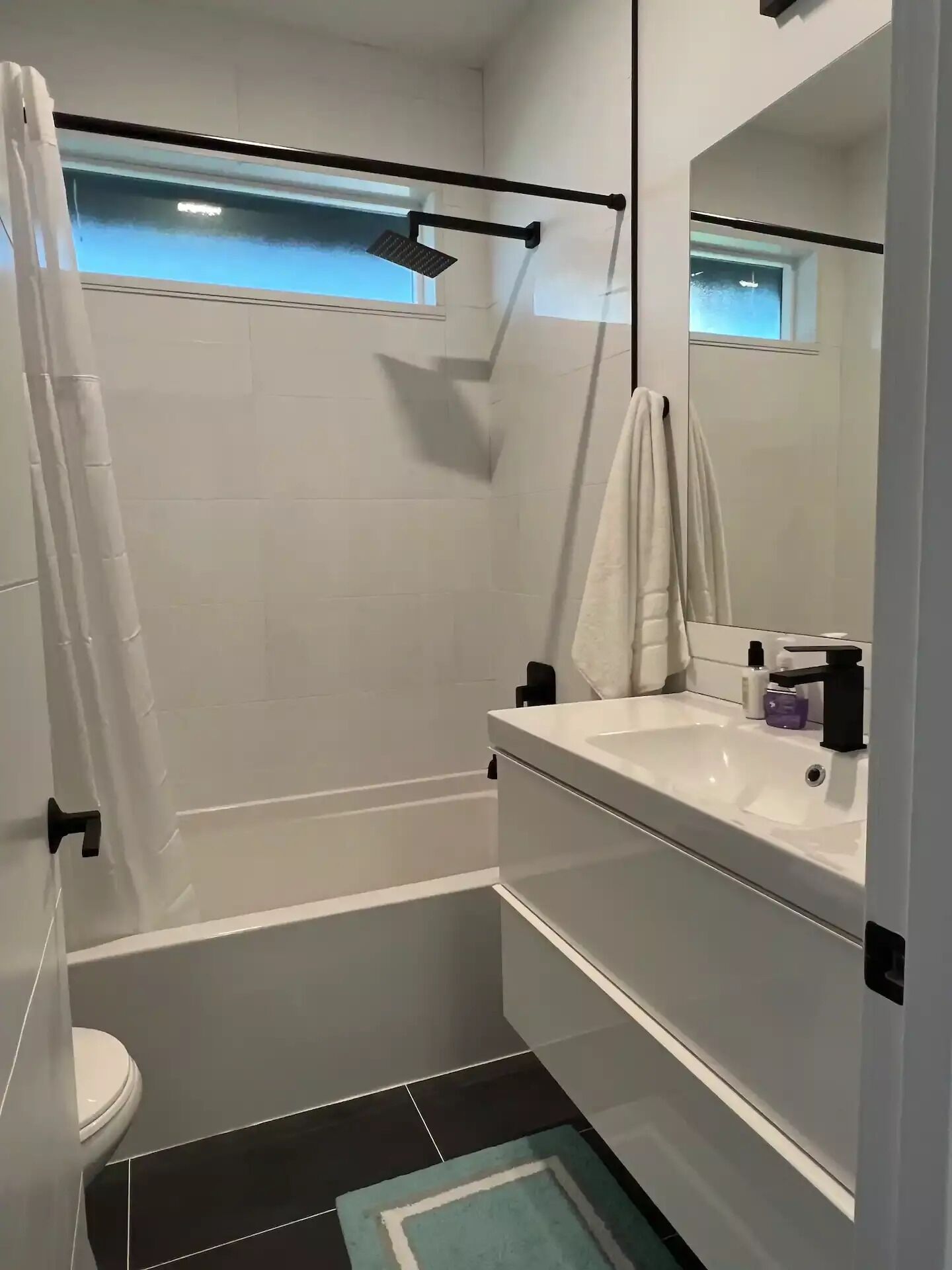 Toalhas de banho, sabonete, shampoo, papel higiênico