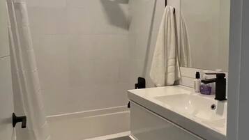 Toalhas de banho, sabonete, shampoo, papel higiênico