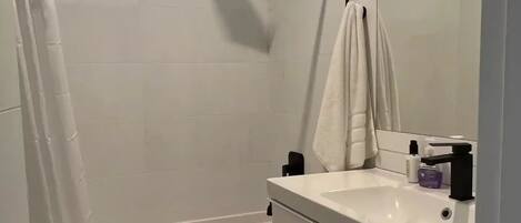 Serviettes fournies, savon, shampoing, papier toilette