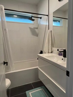 Toalhas de banho, sabonete, shampoo, papel higiênico