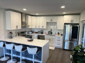 Geladeira, fogão, cooktop, lava-louças