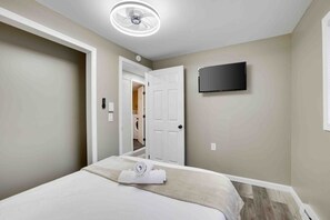 4 chambres, fer et planche à repasser, lit de bébé portatif