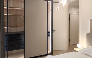 3 habitaciones, tabla de planchar con plancha y cuna de viaje 