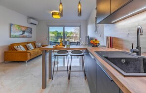 Een koelkast, een oven, een kookplaat, een vaatwasser