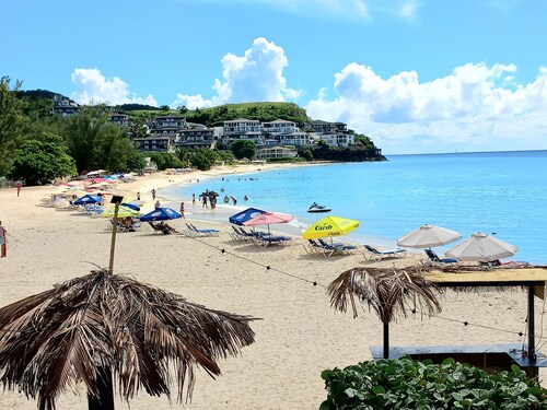 A Blissful Carib/n Getaway! Work or Leisure, 15 mins to Beaches & Restaurants.