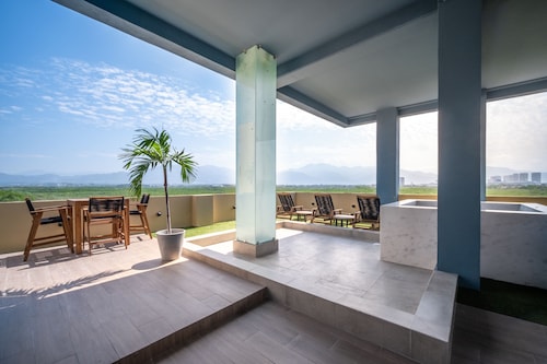 Brand new luxury condo 5 minute walk to Marina Vallarta