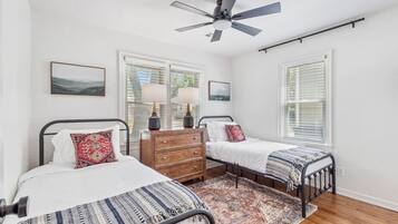 3 chambres, bureau, fer et planche à repasser, lit de bébé portatif