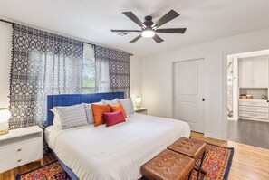 3 makuuhuonetta, työpöytä, silitysrauta/-lauta, vauvan matkasänky