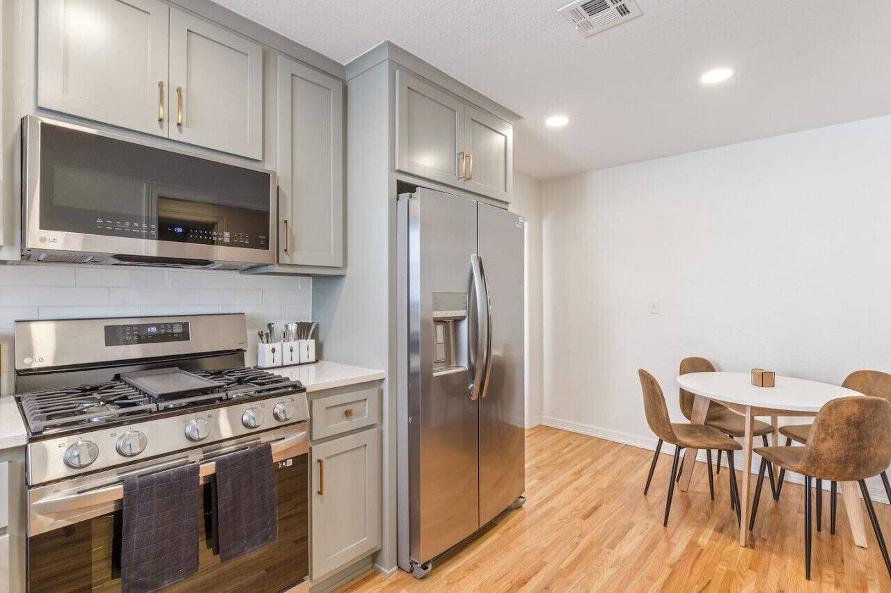 Een koelkast, een microgolfoven, een oven, een kookplaat