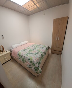 2 slaapkamers, een bureau, een strijkplank/strijkijzer, gratis wifi