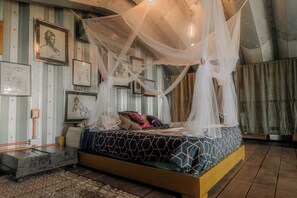 1 bedroom, desk, WiFi, bed sheets - Cozy tropical / industrial quonset located in a secondary tropical forest. (Playa Hermosa)