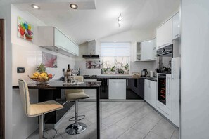 Réfrigérateur, four à micro-ondes, un four, surface de cuisson