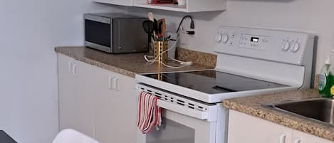 Fridge, oven, stovetop