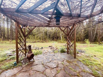 Cozy suite in the woods. 15min to Grand lake, 6min to amenities. Pet friendly!!