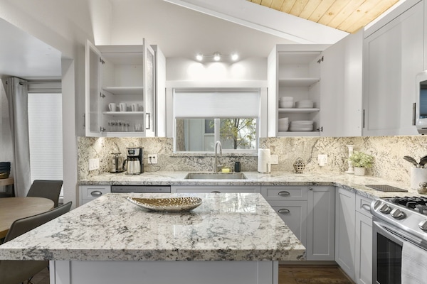 Geladeira, micro-ondas, fogão, cooktop