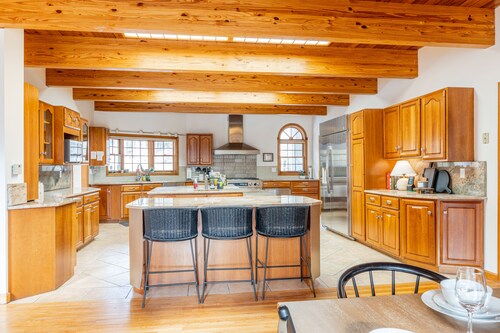 Maplewood Manor, 8BR w/ Hot Tub, Gym, Fire Pit, Near Hunter/Windham Skiing