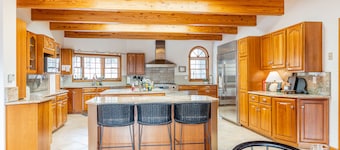 Maplewood Manor, 8BR w/ Hot Tub, Gym, Fire Pit, Near Hunter/Windham Skiing