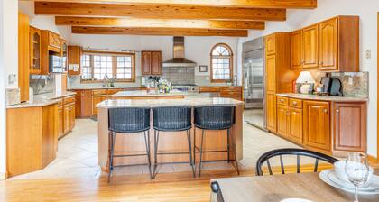 Maplewood Manor, 8BR w/ Hot Tub, Gym, Fire Pit, Near Hunter/Windham Skiing