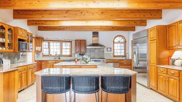 Frigorífic, microones, forn i placa de cuina