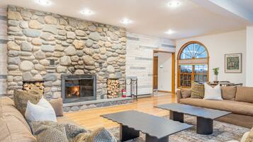 Televisor intel·ligent i taula de tennis de taula