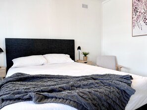 Deluxe Triple Room | Premium bedding, free WiFi, bed sheets - Motel on Becker (Tintinara)