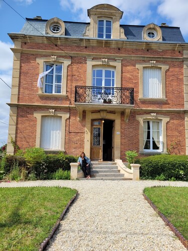 Maison de maître, grandes surfaces lumineuses, beau jardin et parking 6 voitures