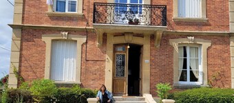 Maison de Maître, Grandes Surfaces Lumineuses, Beau Jardin et Parking 6 Voitures