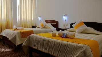 Quarto casal família | Edredons de pluma, escrivaninha, espaço de trabalho para notebook