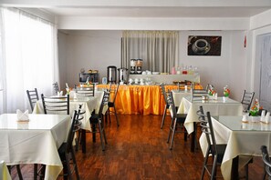 Free daily buffet breakfast