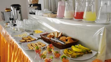 Café da manhã com buffet grátis todos os dias