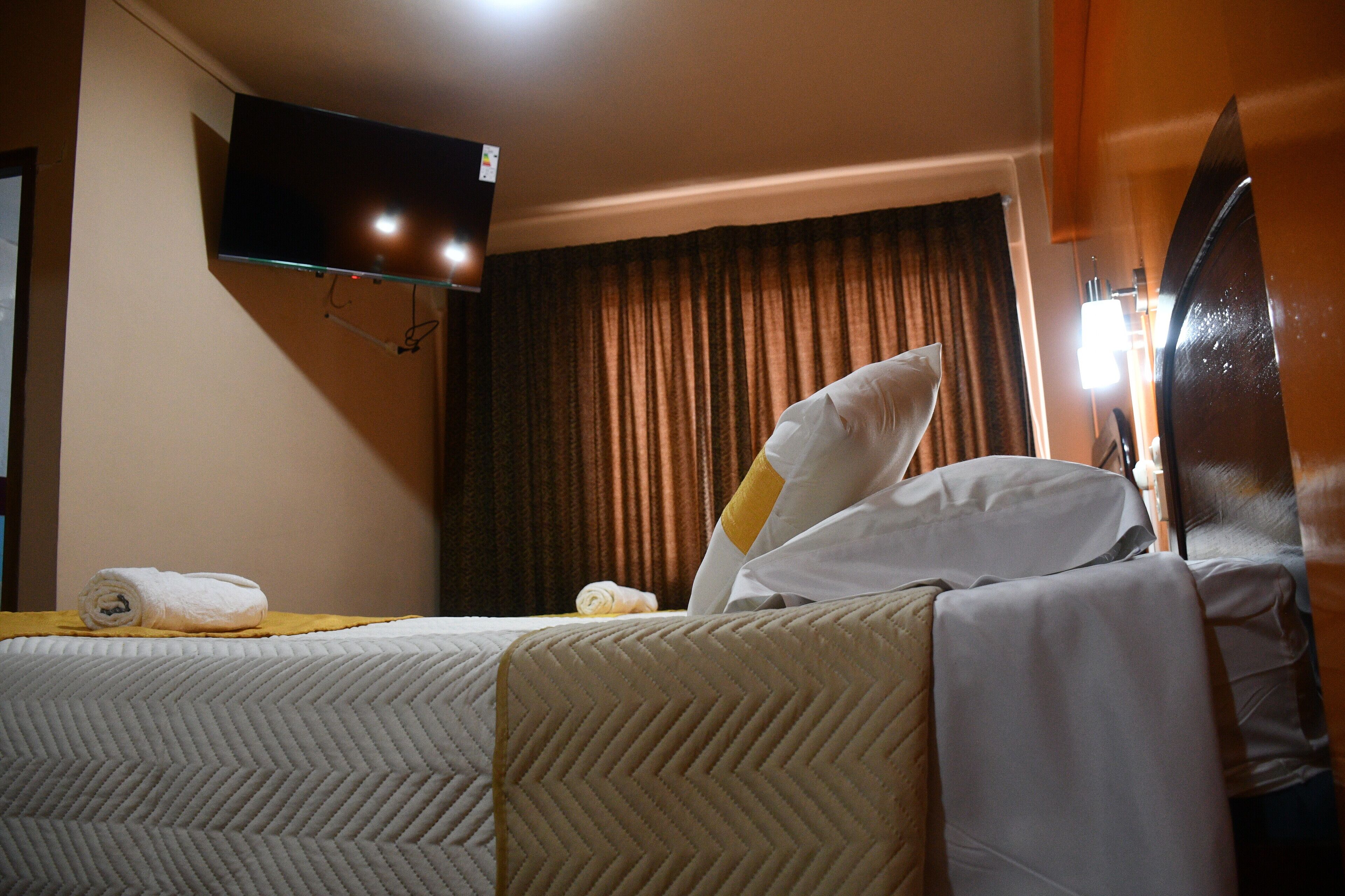 Quarto duplo standard | Edredons de pluma, escrivaninha, espaço de trabalho para notebook