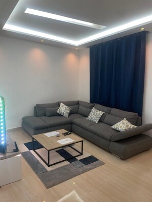 Living area - Appartement Lumineux au RDC Entrée Privé - Ermitage (COTONOU)