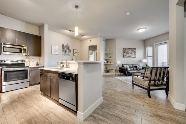 Fridge, microwave, oven, stovetop - 25% OFF Luxury 2BD Courtyard Med Dist Dallas DAL031 (Dallas)