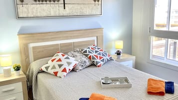 2 dormitorios, tabla de planchar con plancha, ropa de cama