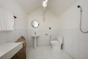 Standard Bungalow | Bathroom | Free toiletries, hair dryer - The Source Koh Phangan (Ko Pha-ngan)