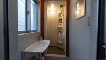 Vila Basic | Kamar mandi | Shower, pengering rambut, handuk, dan sampo