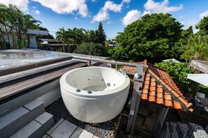 مغطس بمضخات للمياه