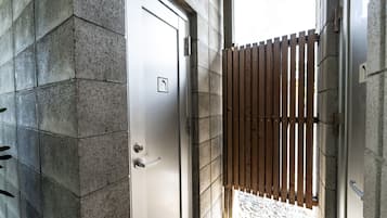 Vila Basic | Kamar mandi | Shower, pengering rambut, handuk, dan sampo
