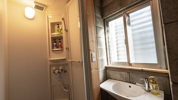 Vila Basic | Kamar mandi | Shower, pengering rambut, handuk, dan sampo