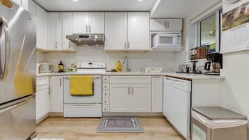 Réfrigérateur, four à micro-ondes, un four, surface de cuisson