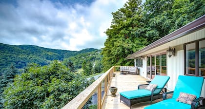 Spacious lodge with magnificent mountain views, fireplace and hot tub.