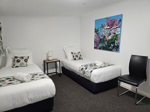 2 bedrooms, iron/ironing board, free WiFi, bed sheets - Aart Apartments Port Lincoln, Accommodation in the CBD, 100m from the beach. (Port Lincoln)