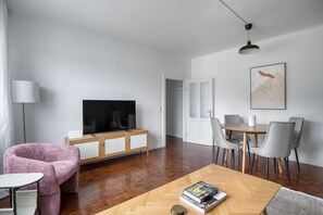 TV, stereo - Clean Innere 2BR w/ Elevator, Danube View & Roof Terrace, by Blueground (Vienna)